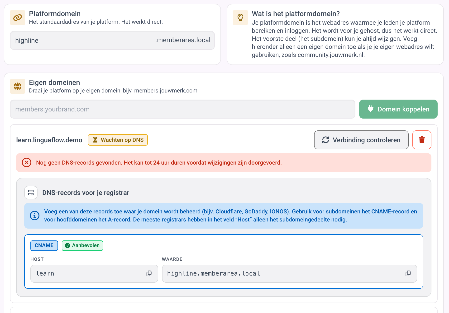 De pagina Inlogdomein met het veld voor het platformdomein en een eigen domein dat op DNS wacht, met het CNAME-record.